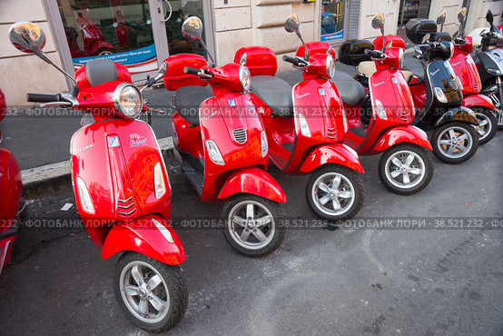 Италия. Рим. Мотороллеры Веспа в салоне проката скутеров. Italy. Rome. Vespa scooters in the scooter rental salon. (2016 год). Редакционное фото, фотограф Алексей Смышляев / Фотобанк Лори