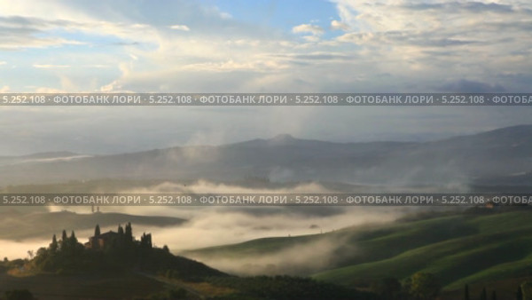 Италия. Сельская Тоскана туманным утром (Podere Belvedere, Toscana) (2013 год). Стоковое видео, видеограф Виктория Катьянова / Фотобанк Лори