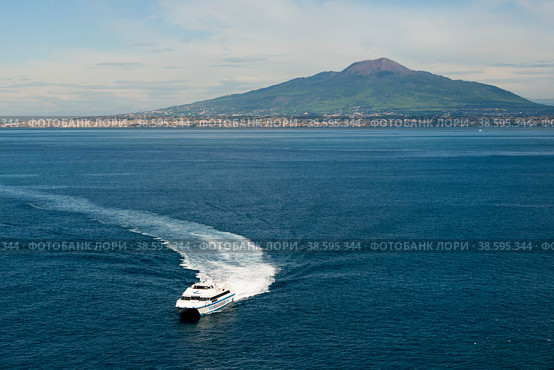Италия. Соренто. Достопримечательность - вид на вулкан Везувий. Italy. Sorento. The attraction is a view of Mount Vesuvius. (2014 год). Редакционное фото, фотограф Алексей Смышляев / Фотобанк Лори