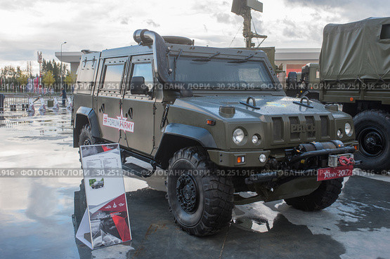 Итальянский бронированный автомобиль Iveco LMV M65 Lynx «Рысь» с эмблемой ВДВ (собранный из машинокомплектов в России) на Международном военно-техническом форуме «Армия-2017», вид справа-спереди. Редакционное фото, фотограф Малышев Андрей / Фотобанк Лори