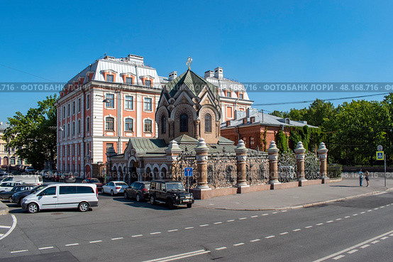Иверская часовня-ризница музей и православный храм в Царицинском проезде и здание Российского университета традиционных художественных промыслов. Санкт-Петербург (2020 год). Стоковое фото, фотограф Жигалов Евгений Павлович / Фотобанк Лори