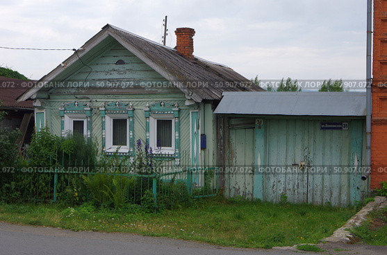 Изба (деревянный дом). Свердловская область, посёлок Черноисточинск, улица Ломоносова, 31. Редакционное фото, фотограф Алексей Иванов / Фотобанк Лори