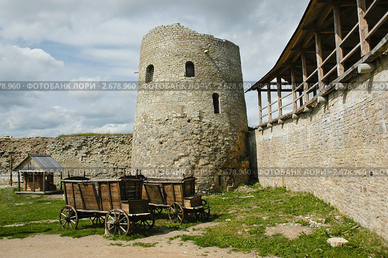 Изборская крепость. Башня Луковка. Телеги на дворе крепости (2011 год). Редакционное фото, фотограф Александр Лычев / Фотобанк Лори