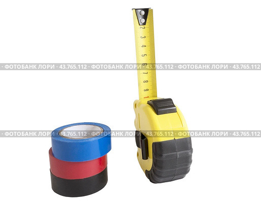 Измерительная рулетка и изолента на белом фоне. Measuring tape and duct tape on white background. Стоковое фото, фотограф Татьяна Д / Фотобанк Лори