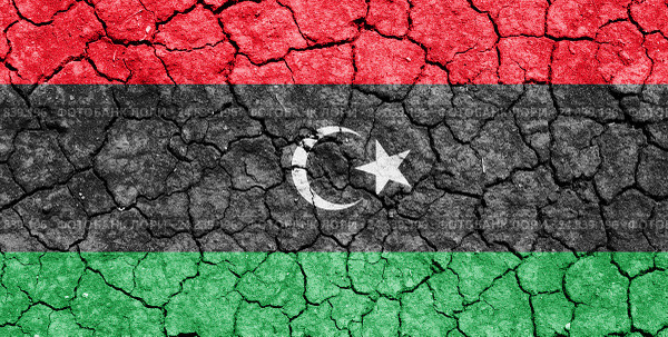 Изображение флага Ливии на потрескавшейся сухой земле. Стоковое фото, фотограф Игорь Долгов / Фотобанк Лори