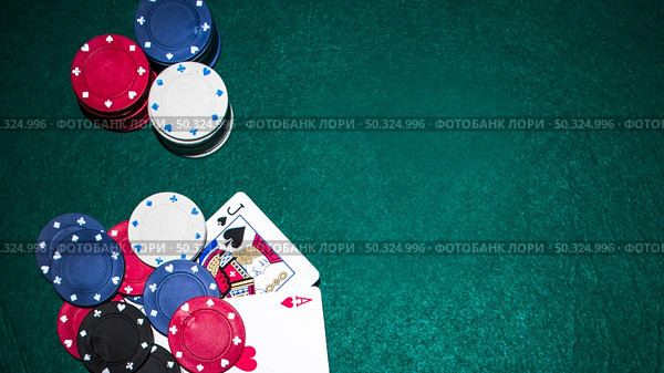 jack spade heart ace card with casino chips green poker table. Стоковое фото, агентство Ingram Publishing / Фотобанк Лори