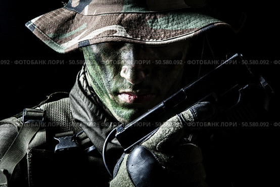 Jagdkommando soldier Austrian special forces with pistol on dark background . Стоковое фото, агентство Ingram Publishing / Фотобанк Лори