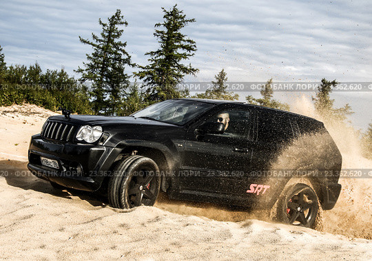 Jeep Grand Cherokee SRT-8 (2016 год). Редакционное фото, фотограф Art Konovalov / Фотобанк Лори