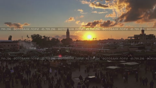 Jemaa el Fna square crowded at sunset, Marrakesh (2018 год). Стоковое видео, видеограф Михаил Коханчиков / Фотобанк Лори