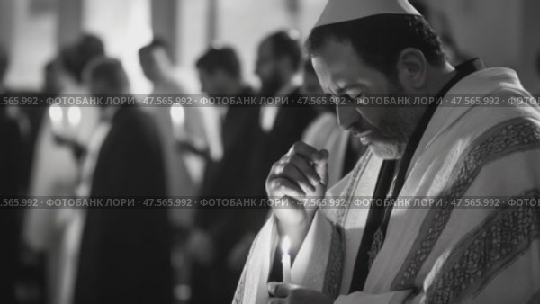 Jewish man praying with candle in synagogue during ceremony. Стоковое AI-видео, аниматор Юрий Поздников / Фотобанк Лори