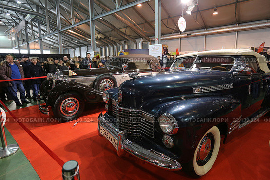 Кабриолет Cadillac Series 62 Convertible Coupe на выставочной экспозиции XXV Олдтаймер-Галереи И. Сорокина в Сокольниках, Москва (2016 год). Редакционное фото, фотограф Алексей Гусев / Фотобанк Лори