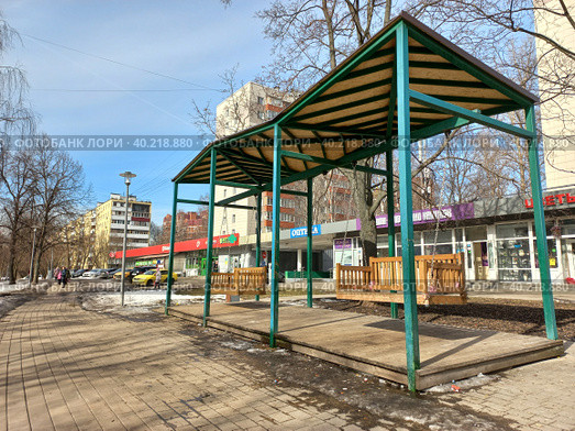 Качели в сквере на Байкальской улице. Район Гольяново. Город Москва (2023 год). Редакционное фото, фотограф lana1501 / Фотобанк Лори
