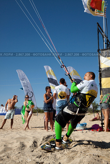 Кайтсерфер состязание в дисциплине Банзай прыжки Blacksea Cup 2011. Редакционное фото, фотограф Кирилл Путченко / Фотобанк Лори