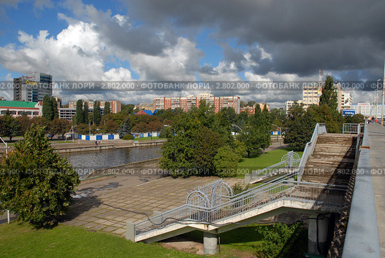 Калининград. Спуск на остров Кнайпхов с эстакадного моста (2011 год). Редакционное фото, фотограф Svet / Фотобанк Лори