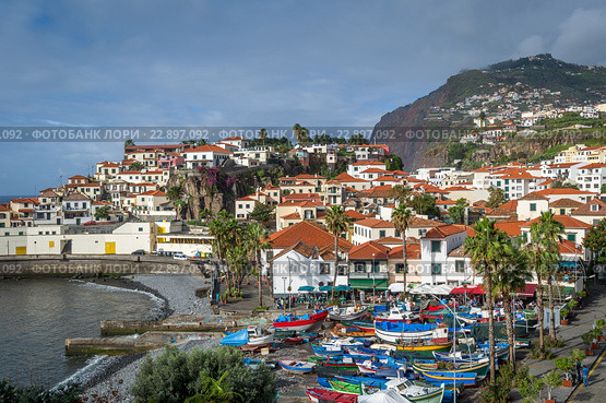 Камара-ди-Лобуш (Camara de Lobos), город и рыболовные лодки в гавани (2016 год). Стоковое фото, фотограф Александр Никифоров / Фотобанк Лори