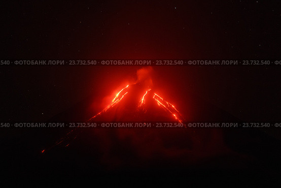 Камчатка, Ключевской вулкан, потоки лавы ночью (2016 год). Стоковое фото, фотограф А. А. Пирагис / Фотобанк Лори