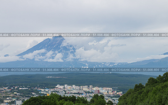 Камчатка. Вид на город Петропавловск-Камчатский и Корякскую сопку (вулкан Коряк) с Мишенной сопки. Лето 2025 год. Стоковое фото, фотограф Виктория Панченко / Фотобанк Лори