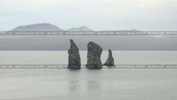 Камчатка, вид на скалы Три Брата. Zoom in (2018 год). Стоковое видео, видеограф А. А. Пирагис / Фотобанк Лори