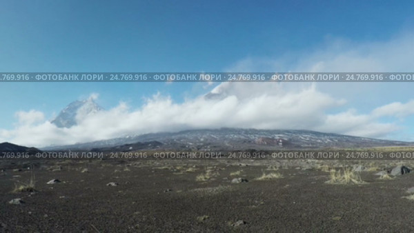 Камчатка: вулкан Камень и извергающийся Ключевской вулкан (time lapse) Стоковое видео, видеограф А. А. Пирагис / Фотобанк Лори