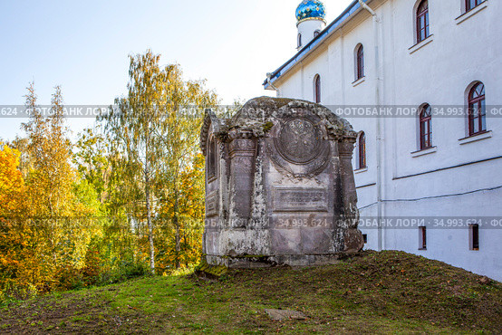Каменная часовня-склеп над могилой А.Ф. Половцевой (урождённой Татищевой). Иоанно-Богословский Череменецкий мужской монастырь. Череменец. Лужский район, Ленинградская область (2020 год). Стоковое фото, фотограф Сергей Афанасьев / Фотобанк Лори