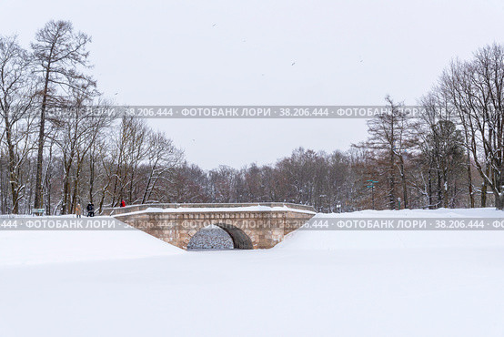 Каменный мост у Карпина пруда. Гатчина, Ленинградская область (2021 год). Редакционное фото, фотограф Александр Щепин / Фотобанк Лори