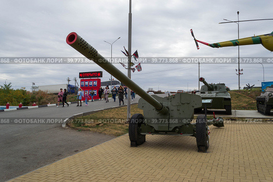 Каменск – Шахтинский, Ростовская область, Россия. Военная техника, артиллерия, мощная 100мм противотанковая пушка Рапира. (2020 год). Редакционное фото, фотограф Андрей Цыганков / Фотобанк Лори