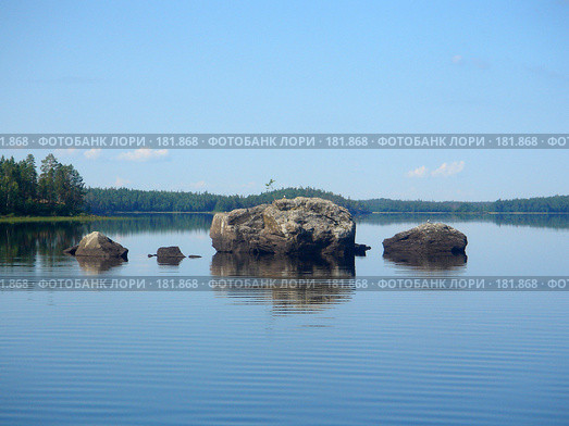 Камни посреди озера. Стоковое фото, фотограф Иван Мацкевич / Фотобанк Лори