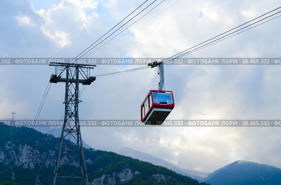 Канатная дорога Olympos Teleferik на горе Тахталы в окрестностях Кемера, Турция (2022 год). Стоковое фото, фотограф Ольга Коцюба / Фотобанк Лори
