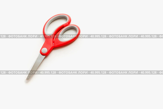 Канцелярские ножницы на белом фоне. Ножницы с красной ручкой. Stationery scissors on a white background. Scissors with a red handle. Стоковое фото, фотограф Ольга Митряева / Фотобанк Лори