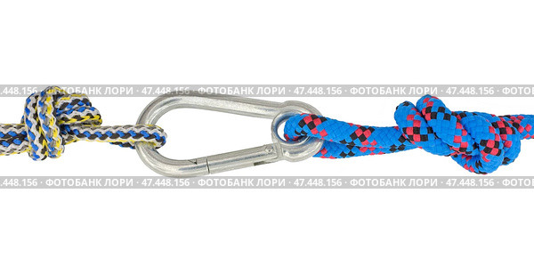 Карабин и веревка на белом фоне. Carabiner and rope on a white background. Стоковое фото, фотограф Татьяна Д / Фотобанк Лори