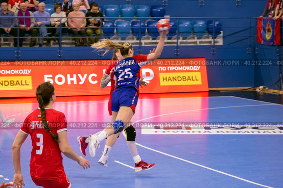 Карина Сабирова (25) в  гандбольном матче предварительного этапа Olimpbet Суперлиги 2022/23 между женскими командами ЦСКА (Москва. Россия) и «Астраханочка» (Астрахань. Россия). Стадион «Динамо» (2023 год). Редакционное фото, фотограф Pukhov K / Фотобанк Лори