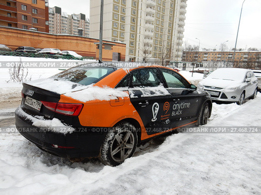 Каршеринг. Автомобиль сервиса поминутной аренды автомобиля "Делимобиль" припаркован во дворе жилого дома на Щелковском шоссе. Район Гольяново. Москва (2018 год). Редакционное фото, фотограф lana1501 / Фотобанк Лори