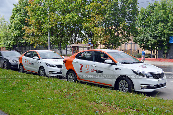 Каршеринг. Автомобили Kia Rio сервиса поминутной аренды автомобиля Anytimecar в Москве (2016 год). Редакционное фото, фотограф Александр Замараев / Фотобанк Лори