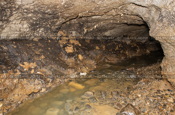 Карстовая пещера Зигзаг. Натёки кальцита и подземная река Кутук. Zigzag karst cave. Incrustations of calcite and underground river on the cave. Стоковое фото, фотограф Евгений Романов / Фотобанк Лори
