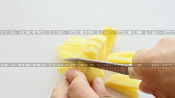 Картофель нарезают соломкой. Стоковое видео, видеограф Фотограф / Фотобанк Лори