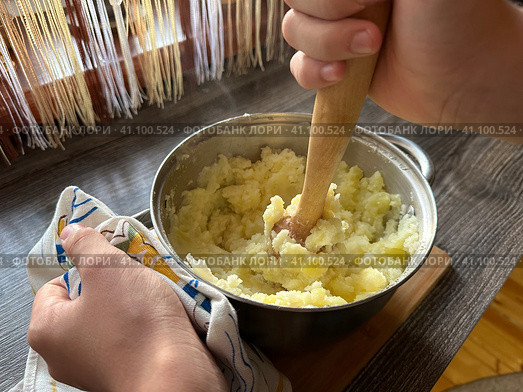 Картофельное пюре в кастрюле. Человек говорит обед из картошки. мять картошку. Стоковое фото, фотограф Денисова Виктория / Фотобанк Лори