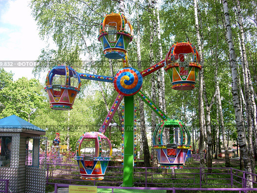 Карусель в парке (2008 год). Редакционное фото, фотограф Ольга Смоленкова / Фотобанк Лори