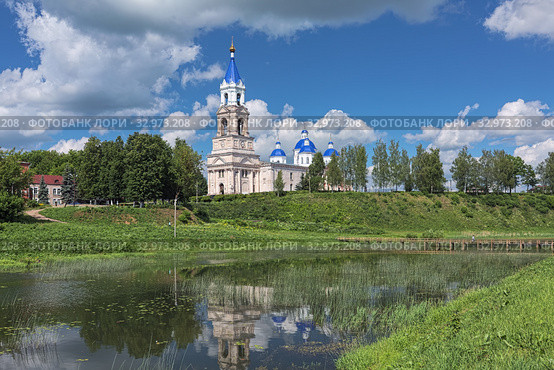 Кашин. Вид на Воскресенский собор с берега реки Кашинки (2019 год). Стоковое фото, фотограф Михаил Марковский / Фотобанк Лори