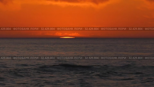 Каспийское море на закате. Солнце садится в море. Caspian Sea at sunset. The sun sets in the sea. Стоковое видео, видеограф Евгений Романов / Фотобанк Лори