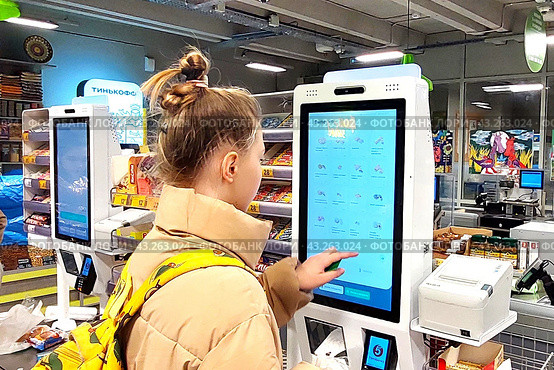 Касса самообслуживания в продуктовом супермаркете "Пятерочка" (2024 год). Редакционное фото, фотограф Victoria Demidova / Фотобанк Лори
