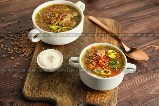 Кастрюли вкусного чечевичного супа на столе. Стоковое фото, фотограф Pixel_shot / Фотобанк Лори