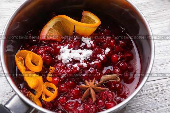 Кастрюля с вкусным клюквенным соусом на столе, крупным планом. Стоковое фото, фотограф Pixel_shot / Фотобанк Лори