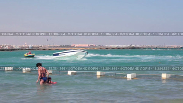 Катание на надувном банане на Красном море. Хургада, Египет (2015 год). Редакционное видео, видеограф Кекяляйнен Андрей / Фотобанк Лори