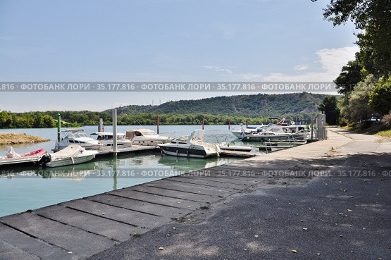 Катера на причале в порту Вивье (Port de plaisance de Viviers); берег реки Рона, Франция (2020 год). Стоковое фото, фотограф Вера Смолянинова / Фотобанк Лори