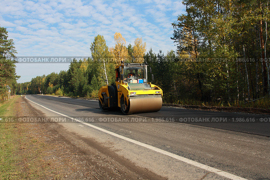 Каток утюжит асфальт (2010 год). Редакционное фото, фотограф Анатолий Матвейчук / Фотобанк Лори