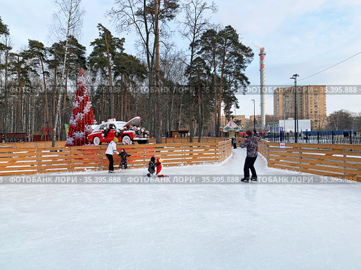 Каток в городском парке "Пехорка". Московская область, город Балашиха (2020 год). Редакционное фото, фотограф Овчинникова Ирина / Фотобанк Лори