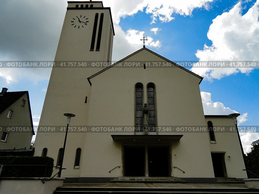 Католическая церковь святой Терезии, Троссинген, Германия. Facade of Saint Theresia Trossingen church. Sunny summer view. (2010 год). Стоковое фото, фотограф Александр Кузнецов / Фотобанк Лори