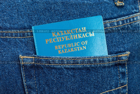 Казахстанский паспорт в кармане джинсов. Стоковое фото, фотограф FotograFF / Фотобанк Лори