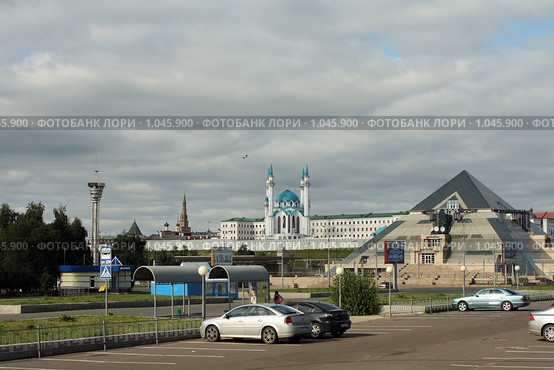 Казань. Кремль и КРК "Пирамида" (2009 год). Редакционное фото, фотограф Корчагина Полина / Фотобанк Лори