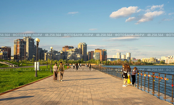 Казань. Набережная у центра семьи «Казан» (2024 год). Редакционное фото, фотограф Олег Пученков / Фотобанк Лори